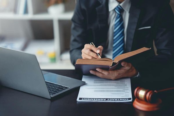 Quels sont les principes clés du droit de la responsabilité des contrats ?