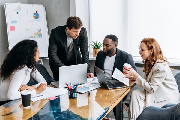 Quel est le rôle d'une agence de communication et quels services offre-t-elle ?