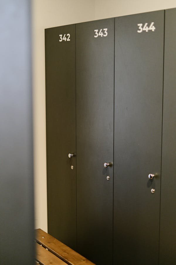 Les must-have des vestiaires pour un rangement efficace